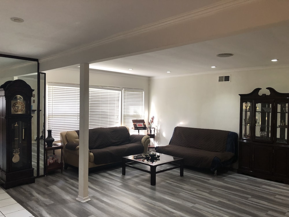 Lovely 2 Bedroom Home with Pool