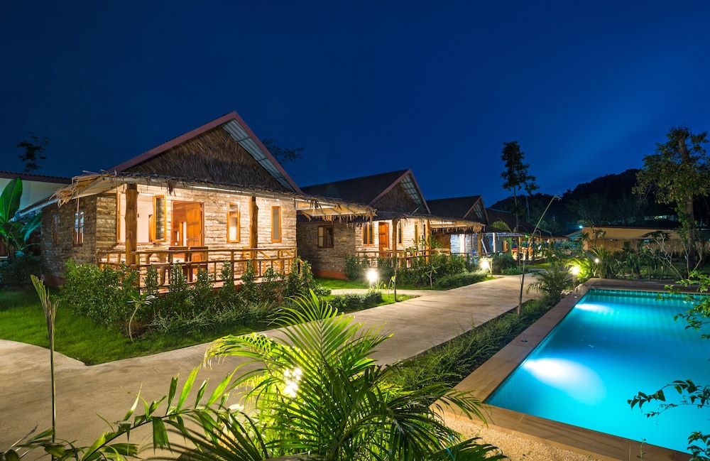 Pinthong Aonang Villa