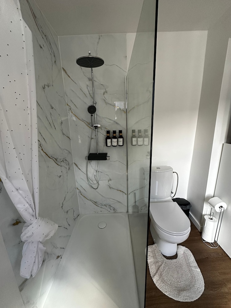 Modern 1BR plus LR Apt Near Gravensteen