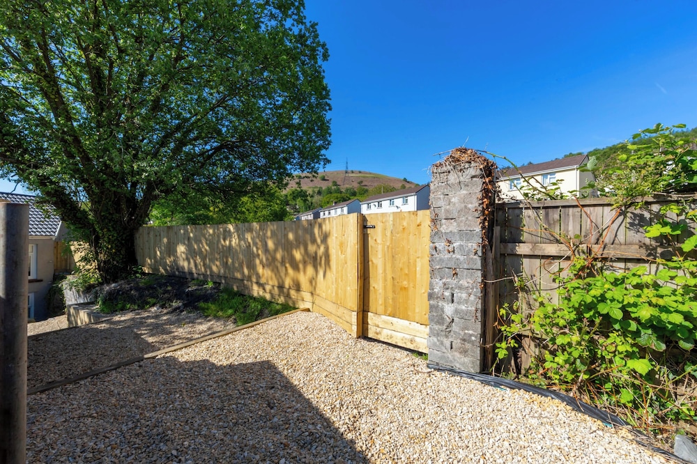 Cosy-cute Miner's Cottage on the Taff Trail