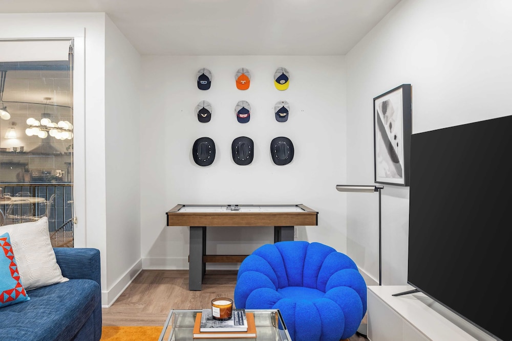 Dual Bachelor Pads w/ Rooftop Lounge & Games Sleeps 26 5 Min to Broadway