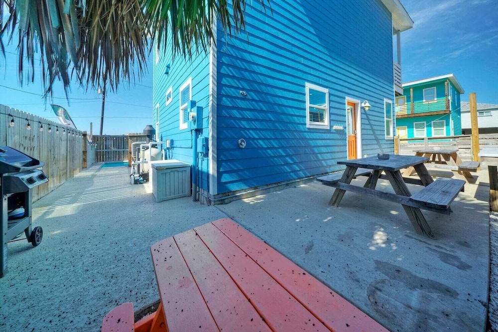 Sleeps 24, 2 Homes 2blocks to the Beach, Pool, Game Room, Patio w/ Outdoor Bar