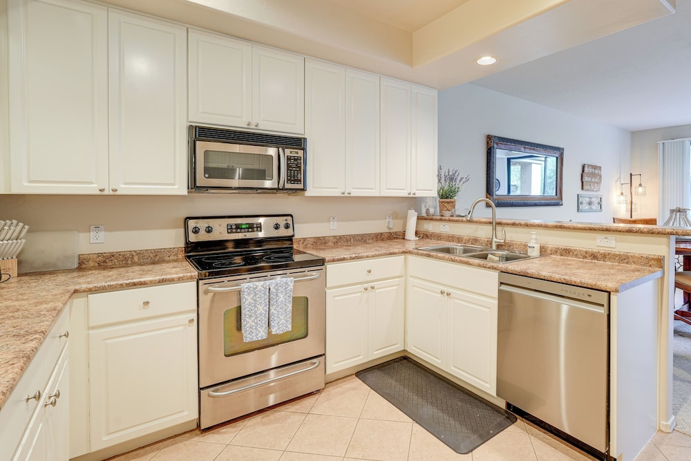 1 Mi to Golf: Lake-view Condo w/ Pool in Chandler!