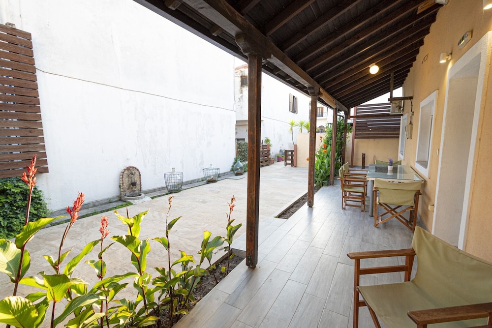 Alley House by Rentalspro