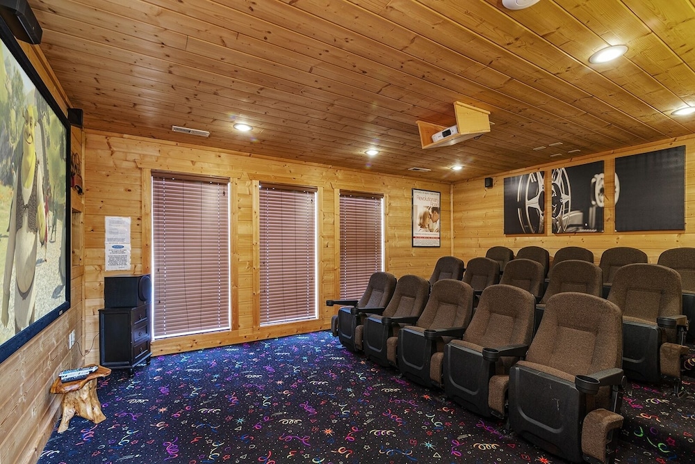 A To Remember - 5 Bedrooms, 5 Baths, Sleeps 18 Cabin by RedAwning