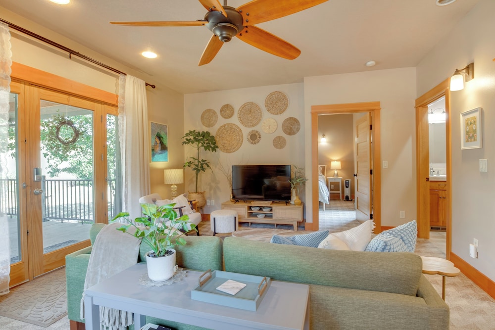 Half-mi to Scotts Mills Falls: Wine Country Apt
