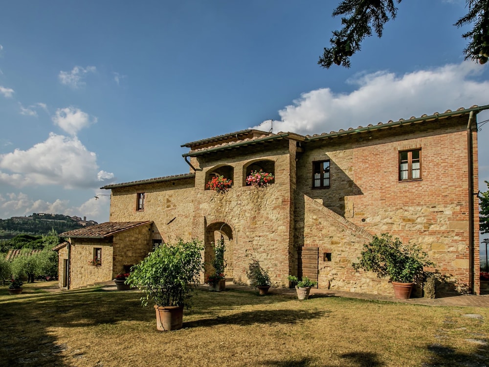 Quaint Tuscan Farmhouse view 4