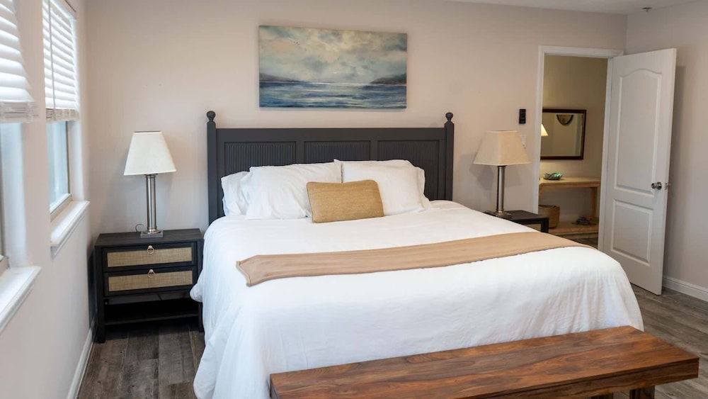 Penthouse Beachfront Views Renovated 4 Bedroom Condo