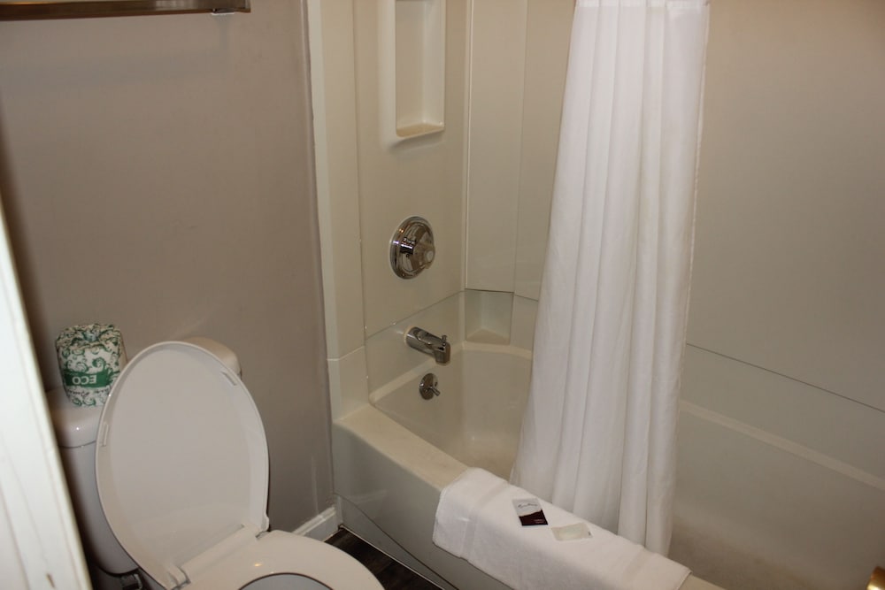 Red Carpet Inn - Louisville