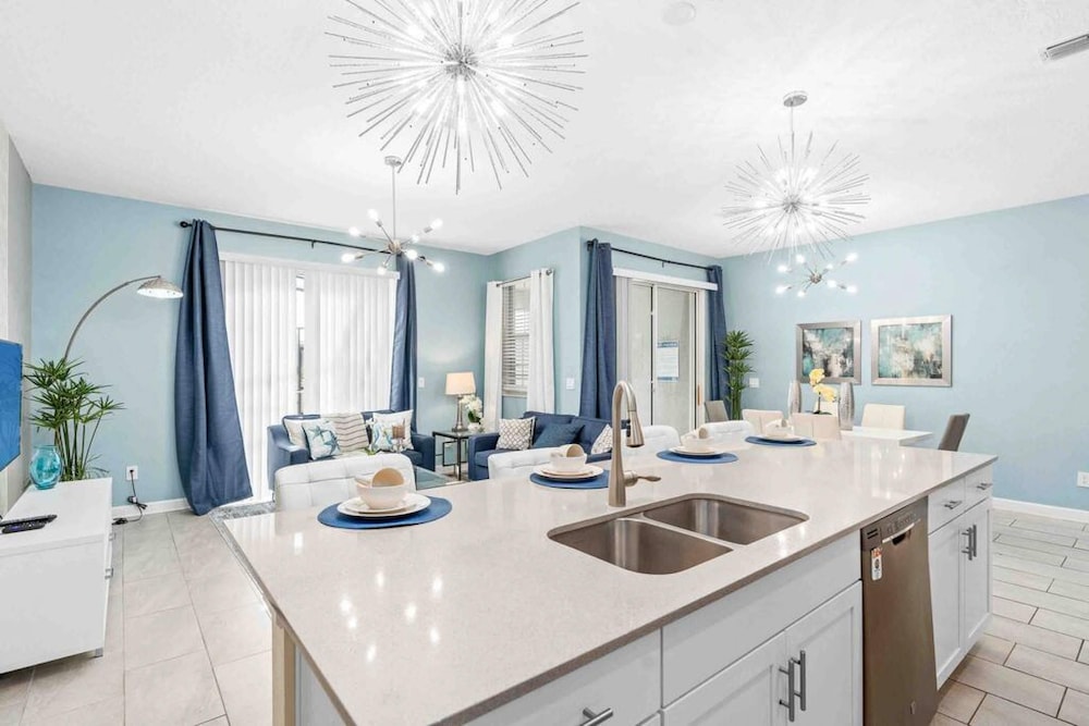 Super Dope- FUN Electric Home W Pool Amenities