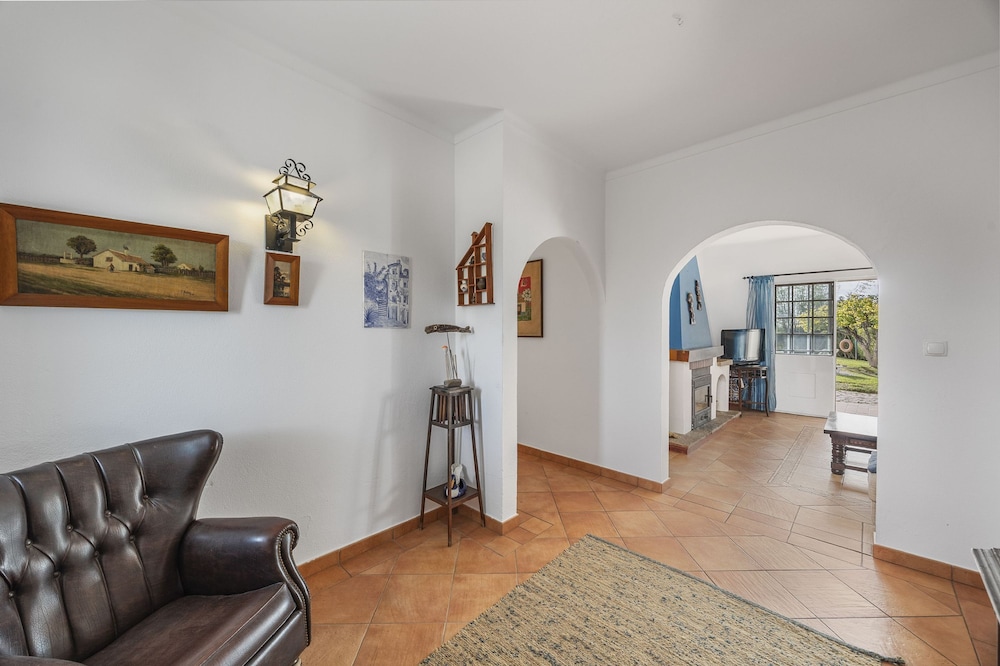 Muxima in Quelfes With 3 Bedrooms and 2 Bathrooms