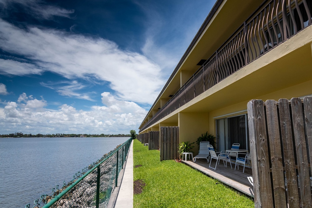 Palm Beach Waterfront Suites
