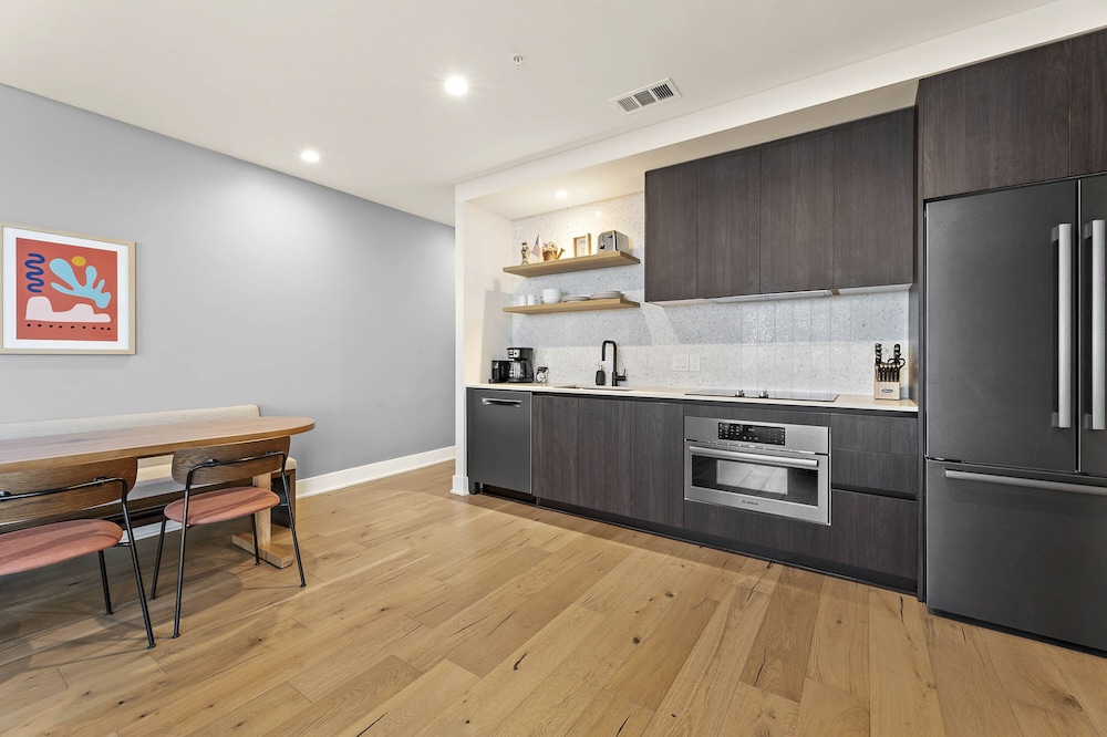 Luxury Downtown High Rise - Image 2