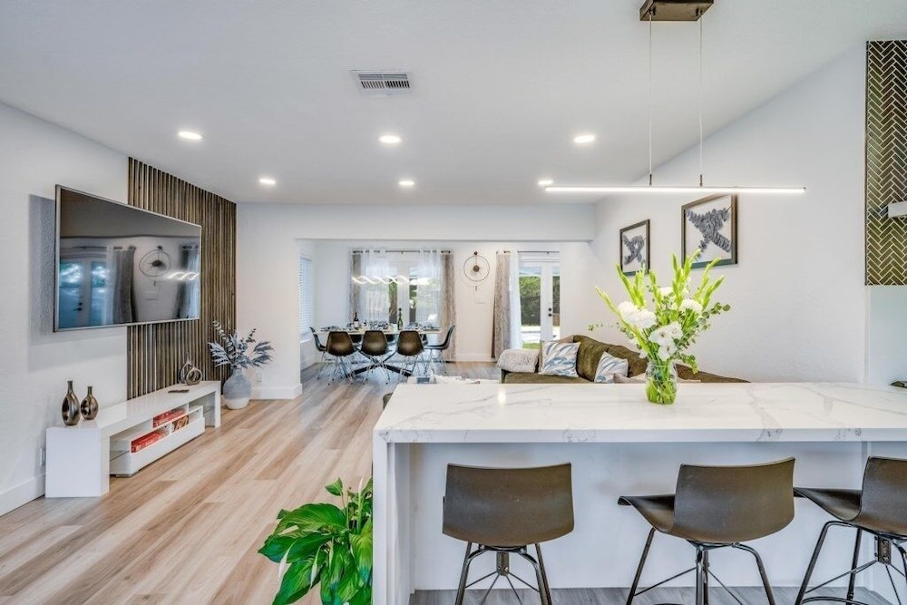 Friendly Fox Luxury Pool & Spa - Near Dt & Beach 4 Bedroom Home