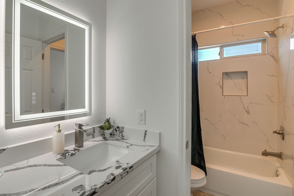 4 Mi to NRG Stadium: Luxurious Houston Townhome!