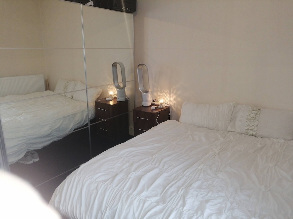 Room-charming Bradford Room to Rent With
