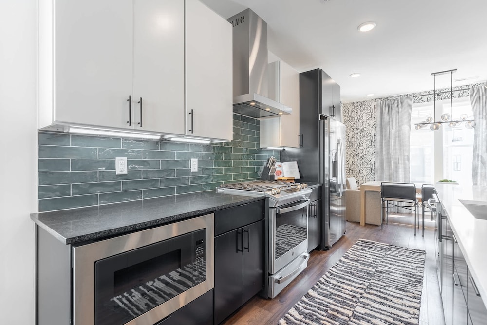 Luxe 4BR Retreat With Rooftop Fire Pit Garage