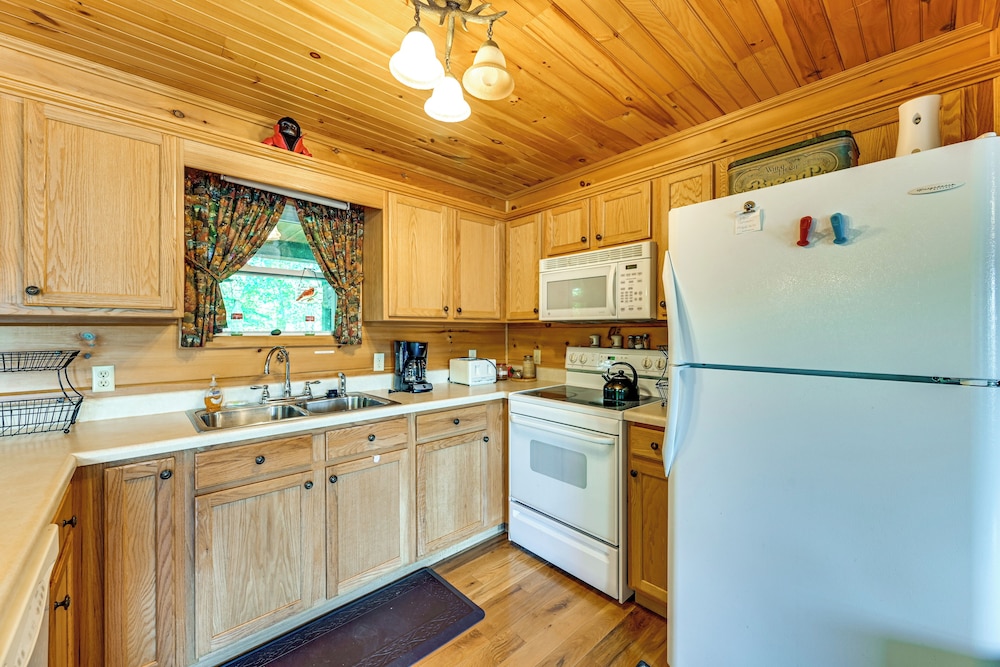 3 Mi to Dale Hollow Lake: Wooded Retreat w/ Decks!