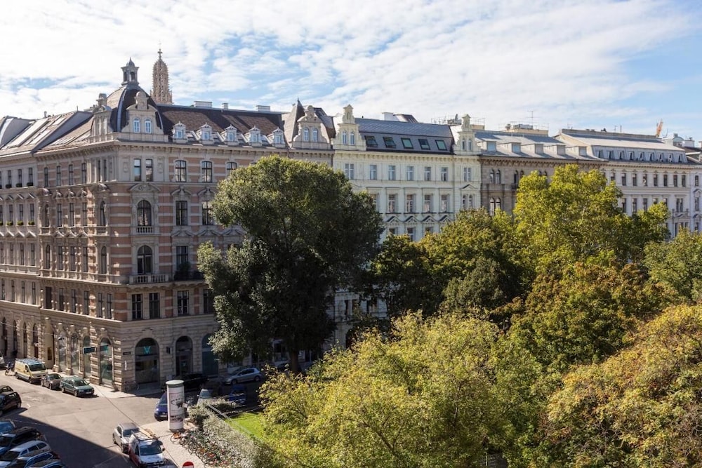 Apartment Rudolfspark Check in 15h to 22h Only