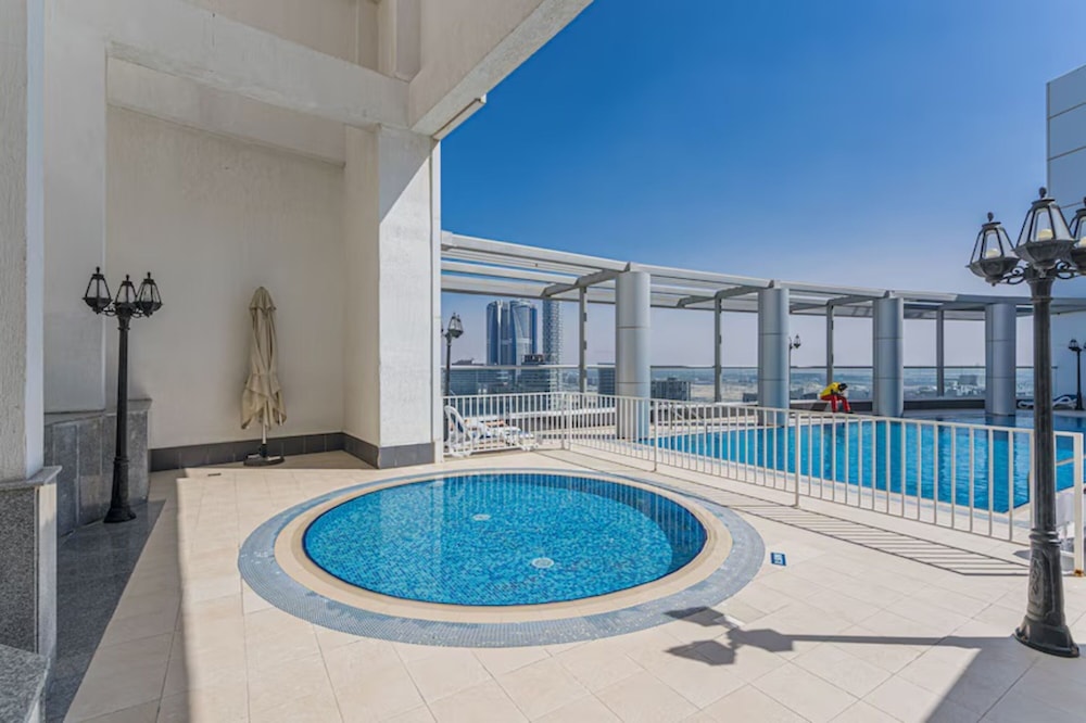 Maison Privee - Comfortable Downtown Apartment w/ City Skyline Vws