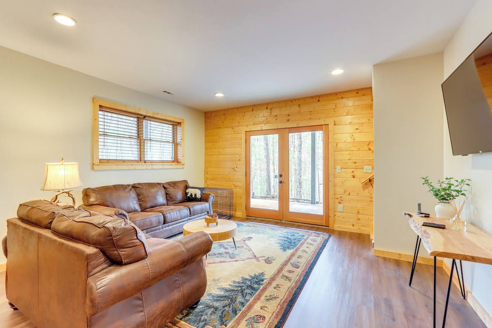 9 Mi to Dtwn Blue Ridge: Cabin w/ Deck & Grill!