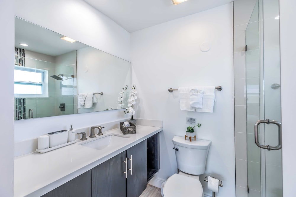 Pool, Hot Tub & Putting Green Near Deerfield Beach Oasis on Fourth by Avantstay