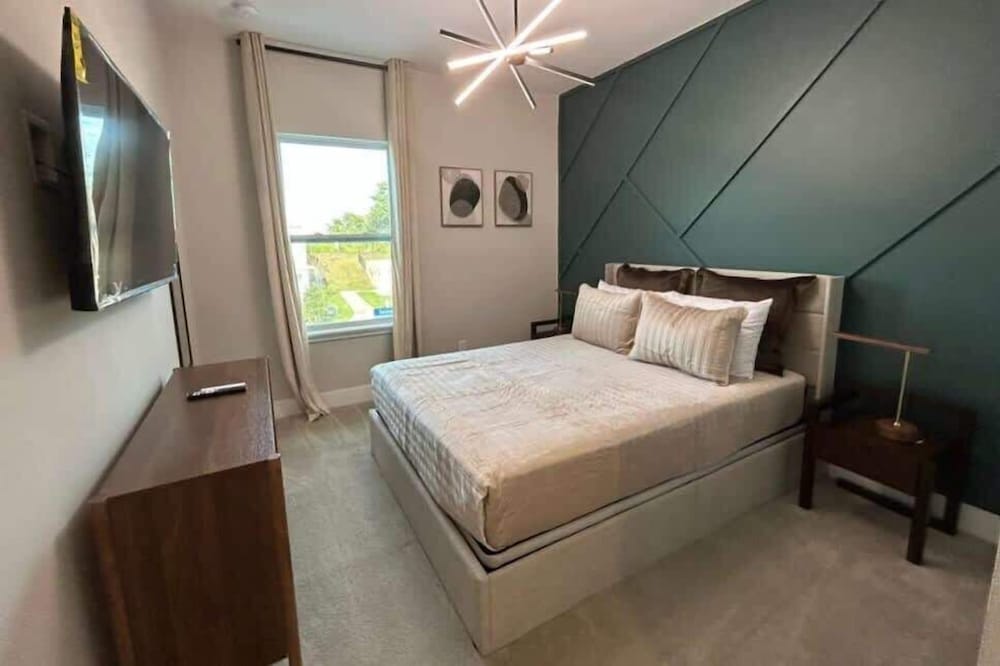 Modern 3Bd End Unit With Garage Water View 7904