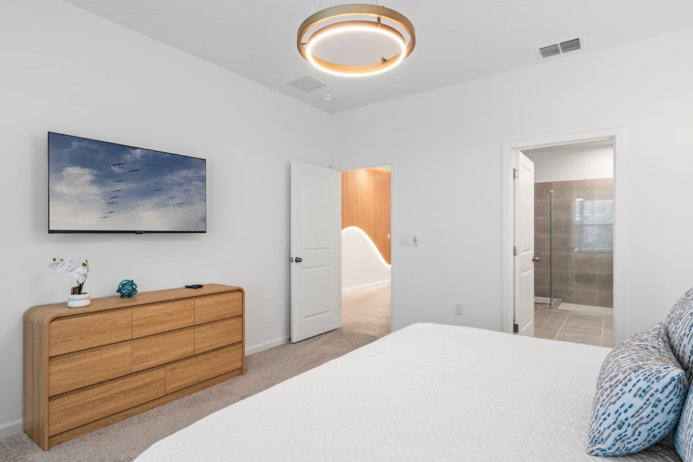 Light Welcoming Fun Resort Home Sleeps 20