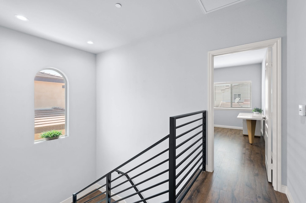 Modern Spacious Home Bright Family Group Friendly