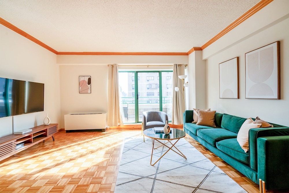 Contemporary 2 Bed 2 Bath Apt Bright and Sunny