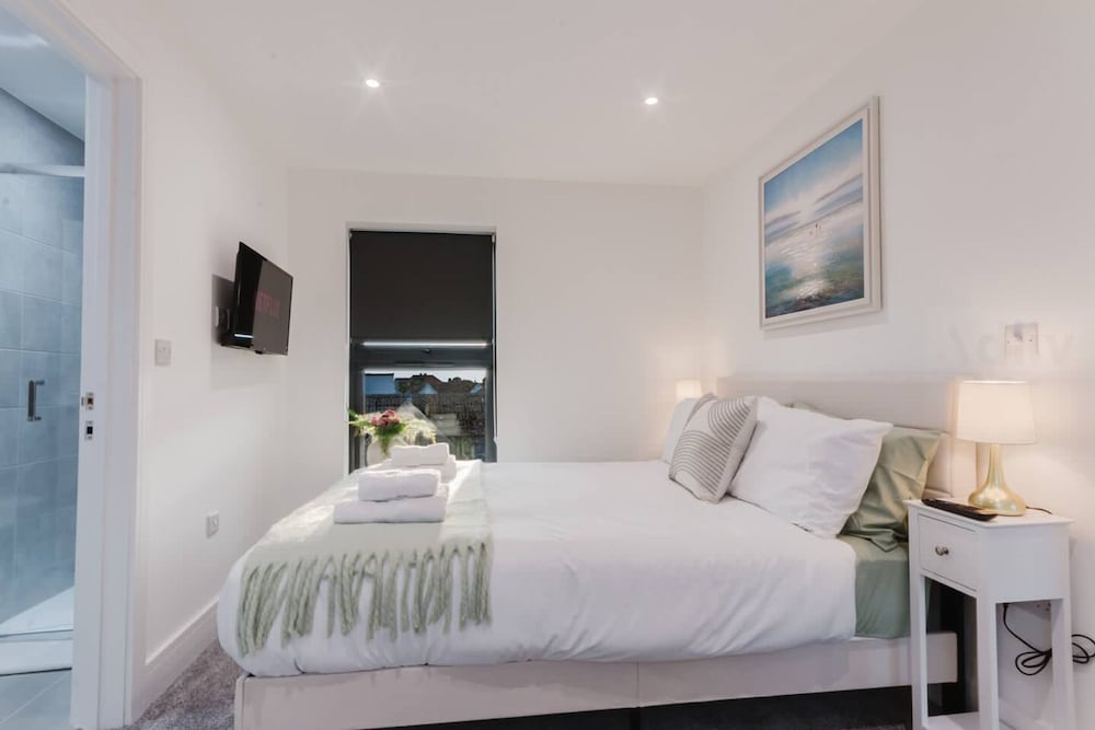 Luxury Seaside Home Parking Sleeps 8 by Adliv