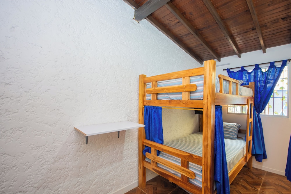 Blue Coast Hostal - Hostel
