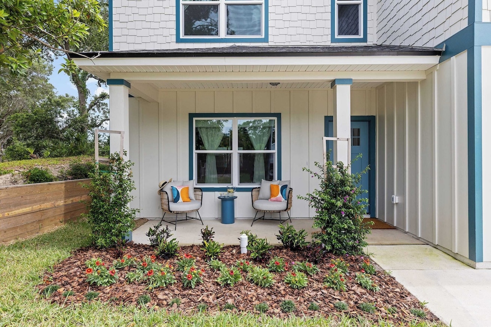 Beach Retreat w/ Putting Green, Hot Tub, 2 Free Bikes Golden Hour by Avantstay
