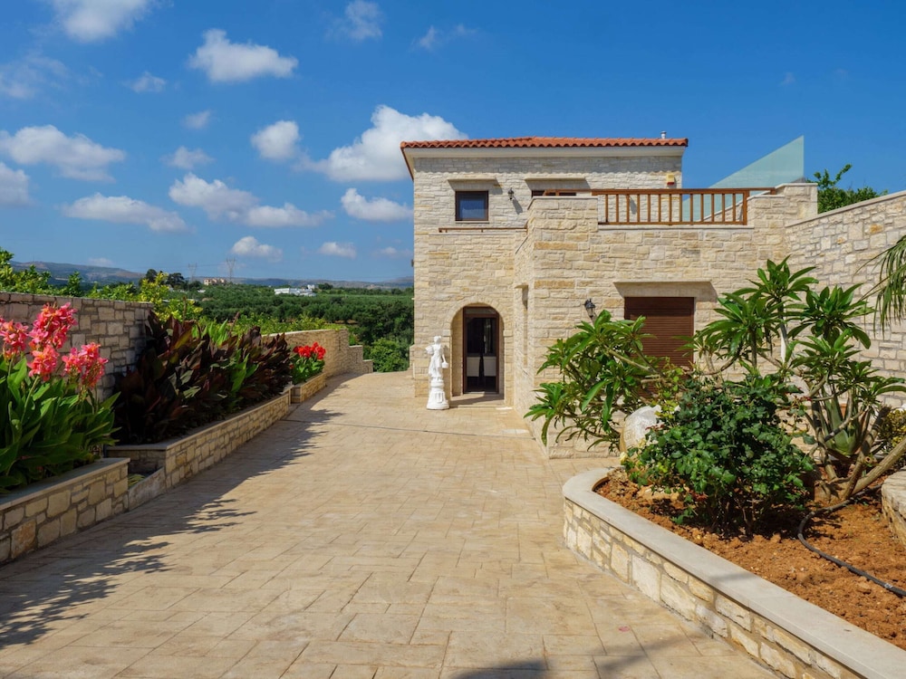 Luxurious Villa With Private Pool, Near a Couple of Restaurants & Sandy Beach view 2