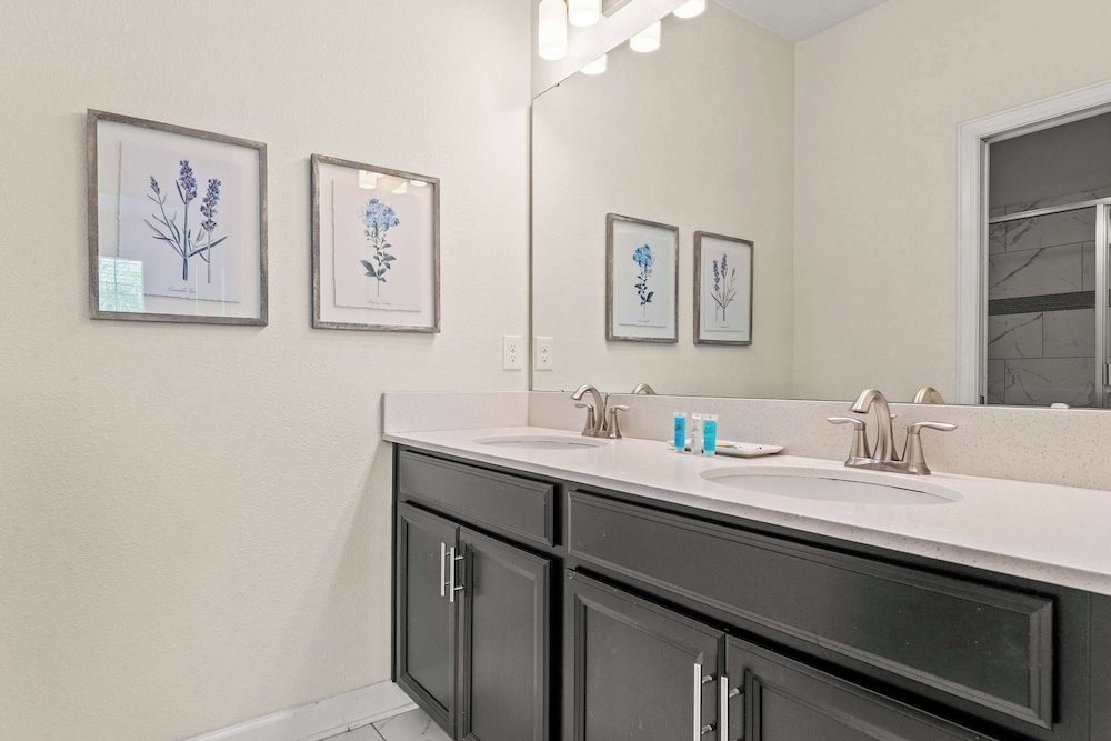 Resort Vibes At Championsgate - Home for 14 With Private Lanai