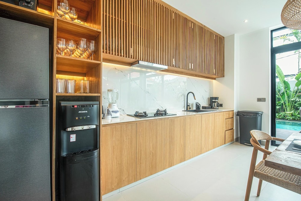 Luxury 5BR Retreat, 400m From Café Del Mar Shore