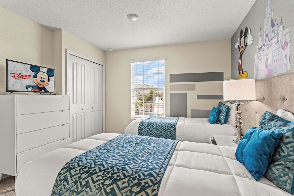 Resort Vibes At Championsgate - Home for 14 With Private Lanai
