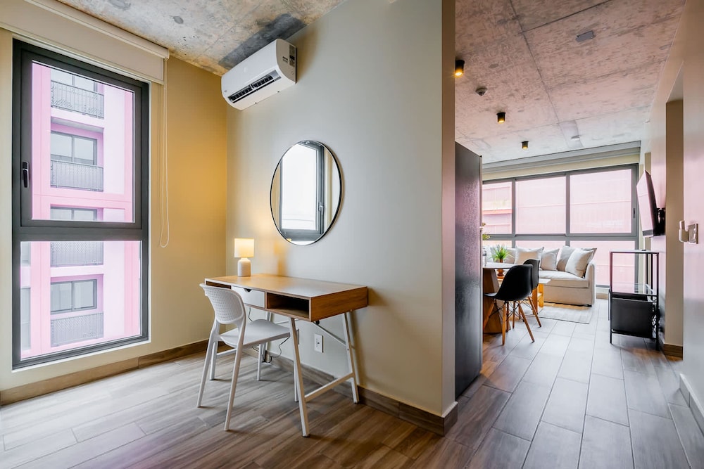 w Majestic 1BR w Great Pool in Centriqo