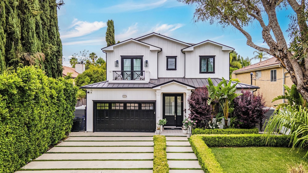 Otis Ave - Modern Farmhouse Retreat w/ Pool, Spa & Luxe Interiors