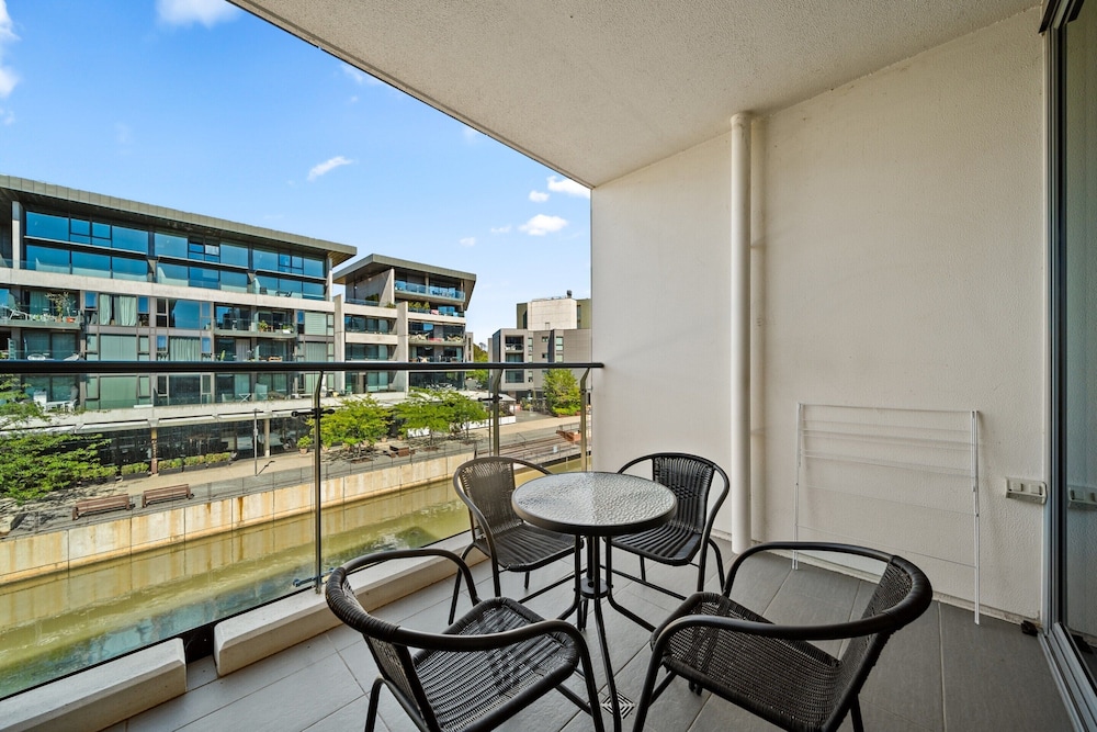 Stylish 1-bed Retreat Steps From Foreshore