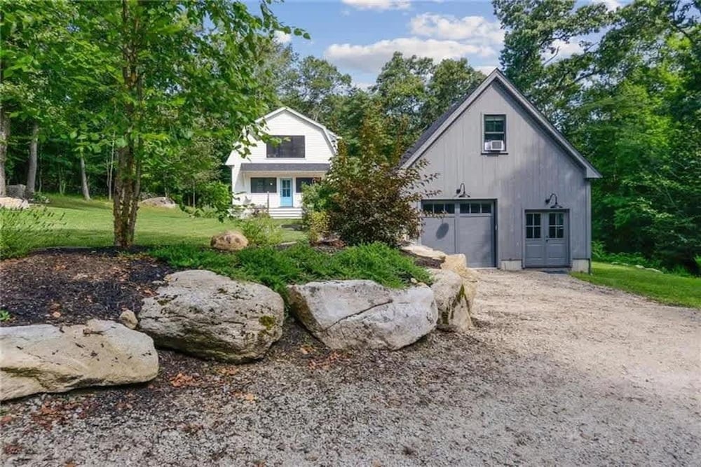 Modern 3b3b Country House and Barn on Quiet Road