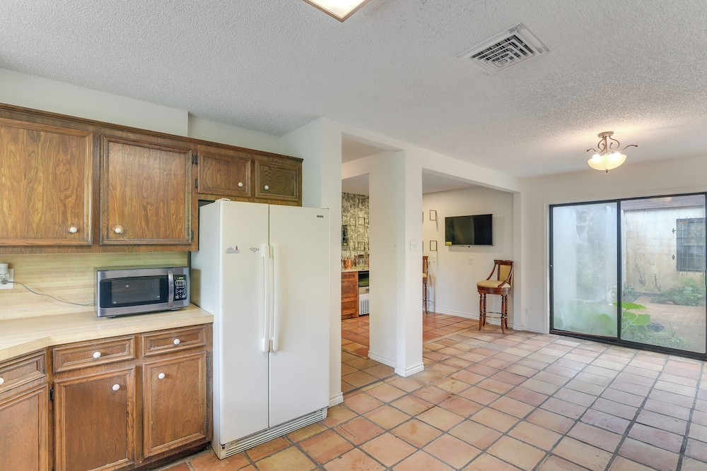 2 Mi to Dtwn: Spacious Angleton Home w/ Courtyard!