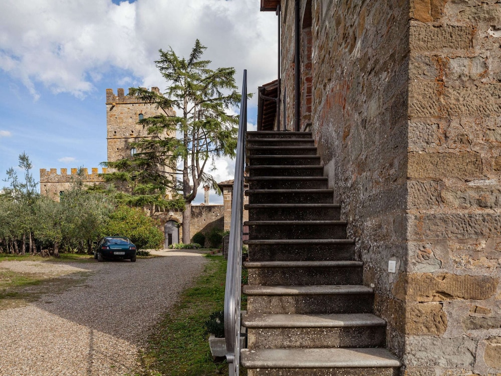 Rustic Getaway in Tuscan Hills view 3