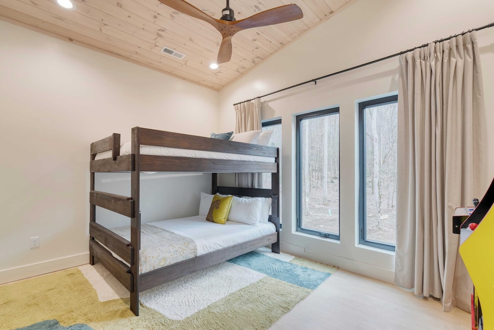 Kings Crown by Avantstay Indoor Pool, Hot Tub, Firepit, Theater All-season Retreat