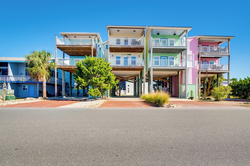 Oceanfront Oasis in Cedar Key w/ 2 Balconies! view 3