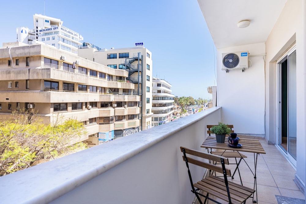 Oracle 2-BR Apt. & Balcony in Larnaca