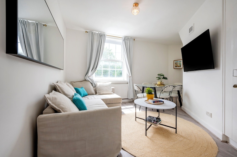 Modern London stay near Nothing Hill