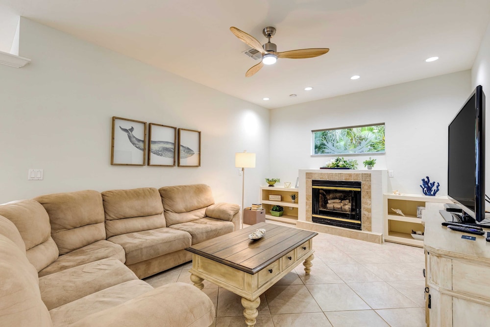Private Pool, Pond Views, & Bonus Lounge in Gated Naples Community Drive to Dining & Sand