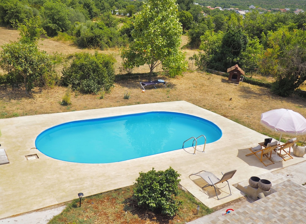 Villa Paraiso with Pool