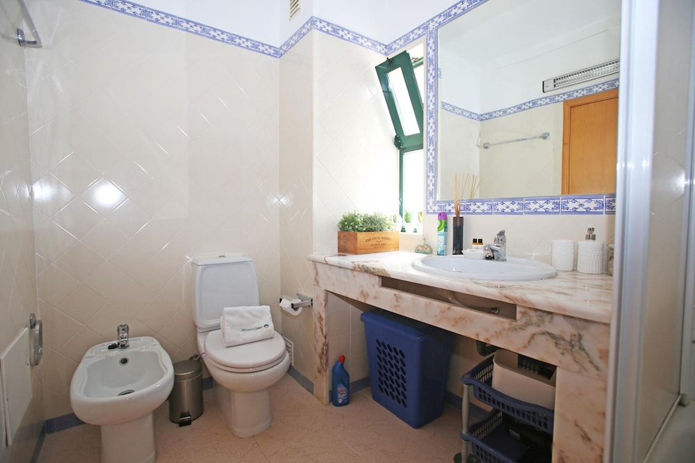 B16 - Sandy Pine Beachfront Flat in Lagos